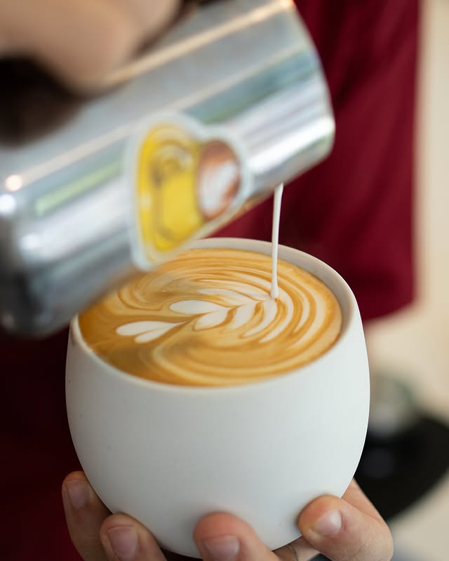 Detalle de preparación de arte latte